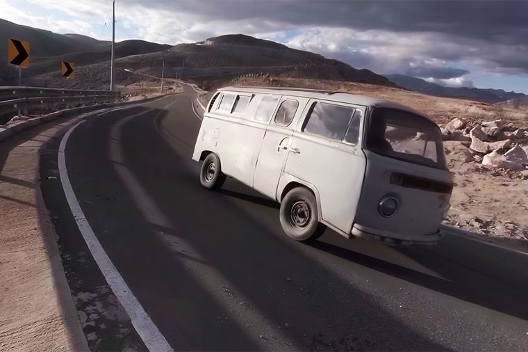 Un fotograma de Uku Pacha — un vehículo en un camino andino.